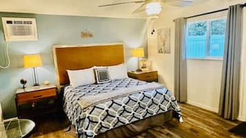 Bureau, lit parapluie, Wi-Fi, draps fournis