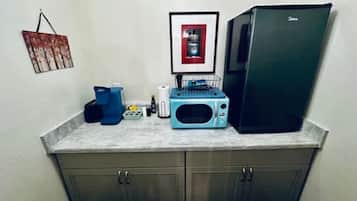 Réfrigérateur, micro-ondes, cafetière/bouilloire, grille-pain