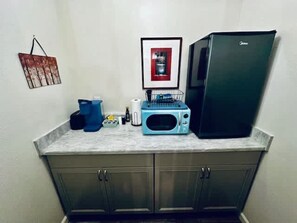 Refrigerador, microondas, cafetera y tetera y tostadora 