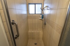 Dusche, Haartrockner, Handtücher