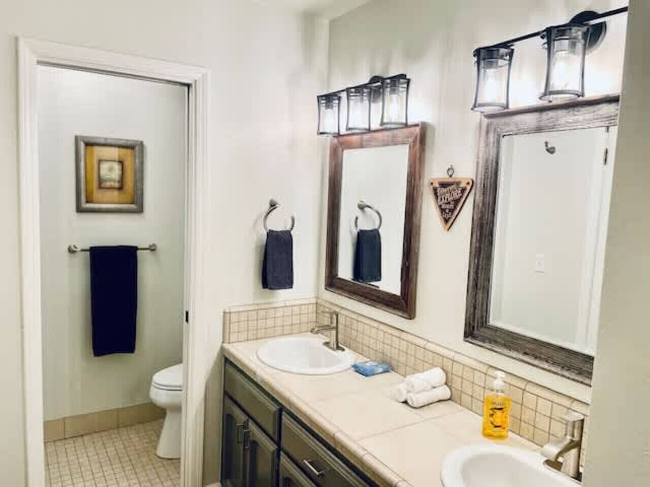 Chuveiro, secador de cabelo, toalhas de banho 