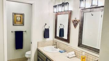 Chuveiro, secador de cabelo, toalhas de banho