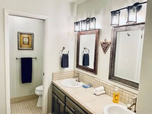 Een douche, een haardroger, handdoeken