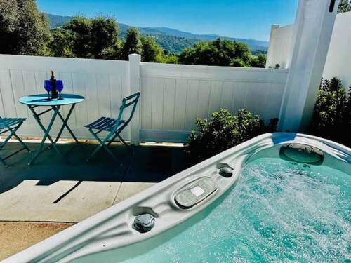 Creature Comforts Suite - Private Hot Tub-Sleeps 2