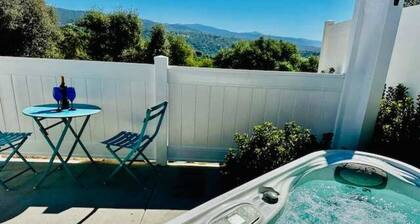 Creature Comforts Suite - Private Hot Tub-Sleeps 2