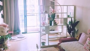Une pièce comprenant un lit, un bureau, une chaise, une bibliothèque et une grande fenêtre.