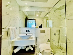 Appartement, balkon, uitzicht op de stad | Badkamer | Een douche, gratis toiletartikelen, een haardroger, handdoeken