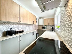 Refrigerador, microondas, horno y parrilla de estufa