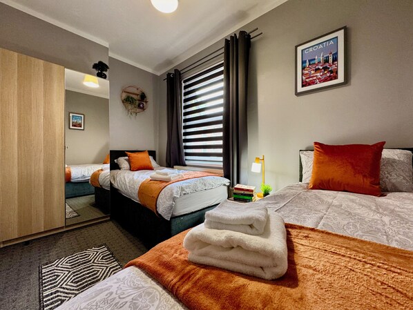 5 habitaciones, escritorio, tabla de planchar con plancha y wifi gratis 