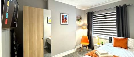 5 bedrooms, desk, iron/ironing board, free WiFi
