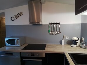 Fridge, microwave, oven, stovetop - Le cabanon des Alpilles (EYRAGUES)