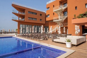 A modern hotel with a rooftop pool, sun loungers, and outdoor seating areas. - Azalai Hôtel Dakar (Dakar)