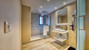 A modern bathroom with a glass shower enclosure, a large mirror, and a white sink. - Azalai Hôtel Dakar (Dakar)