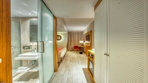A hotel room with a bathroom, a bed, a desk, and a television. - Azalai Hôtel Dakar (Dakar)
