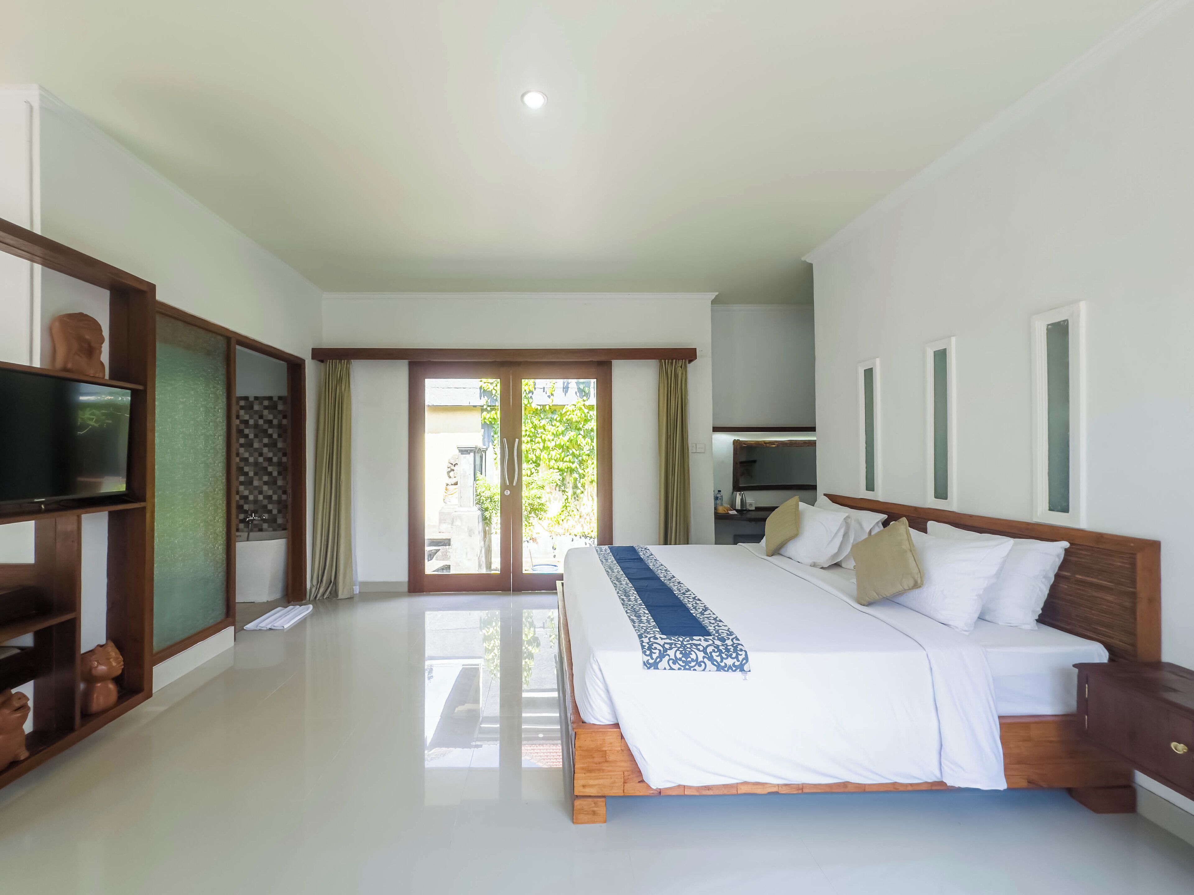 Kamar Keluarga | Meja kerja, Wi-Fi gratis, dan seprai linen