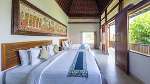 Une chambre d’hôtel avec deux lits, une grande fresque murale et une vue sur la verdure.