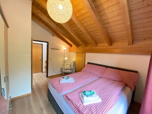 3 camere, una scrivania, ferro/asse da stiro, culla da viaggio