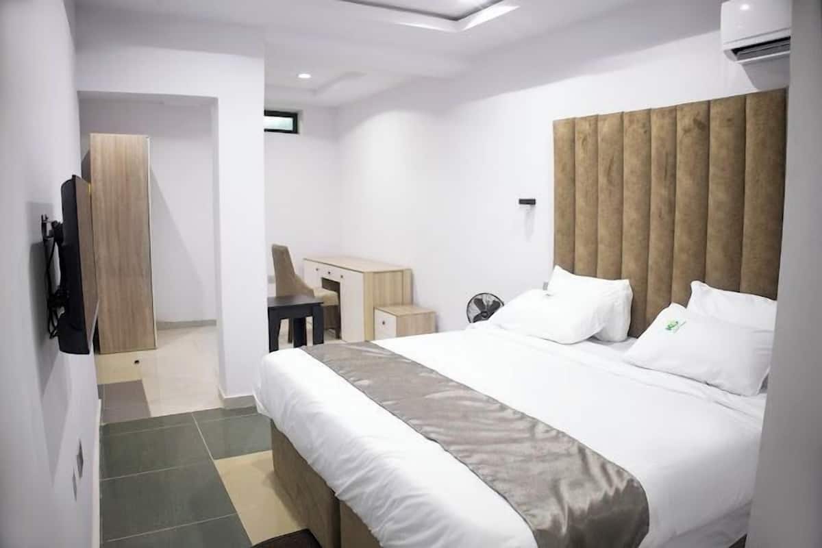 Deluxe kamer, balkon, uitzicht op stad | Een bureau, een laptopwerkplek, gratis wifi