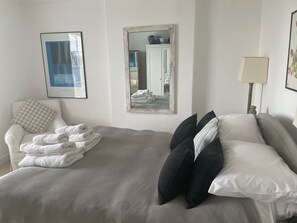 2 soverom, skrivebord, strykejern/-brett og reiseseng for barn