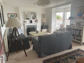 Smart TV, books - Elm Cottage, first floor apartment with stunning coastal views (Seaview)