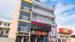 Egy hotel, amelyen egy „HOTEL UTSAV RESTAURANT” feliratú tábla található.