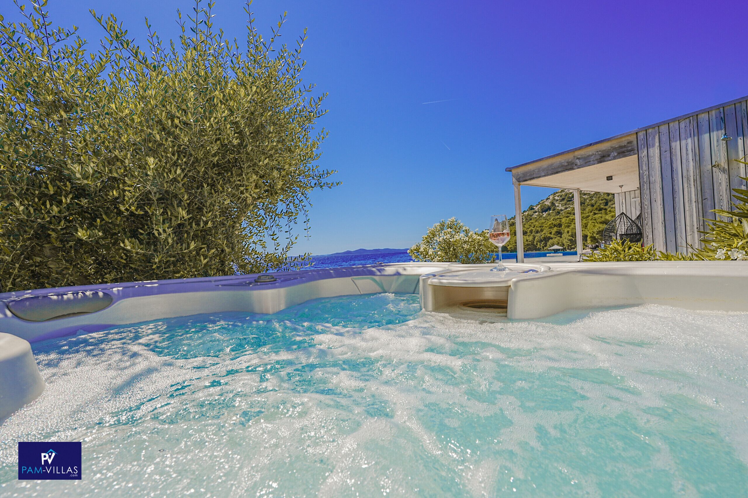 Outdoor spa tub