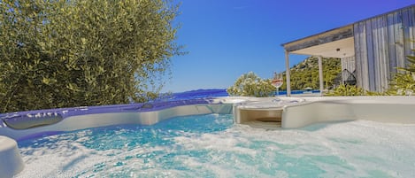 Bain à remous extérieur