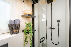 Chuveiro, banheira de hidromassagem, secador de cabelo, toalhas de banho