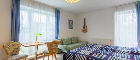 2 bedrooms, desk, WiFi