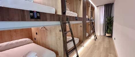 Espacio para trabajar con laptop y cortinas blackout