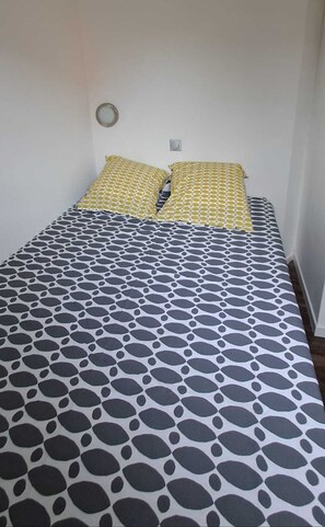 1 bedroom, bed sheets