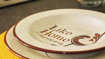 Un comptoir de cuisine sur lequel est posée une assiette portant l’inscription « Like Home Casa Valencia ».