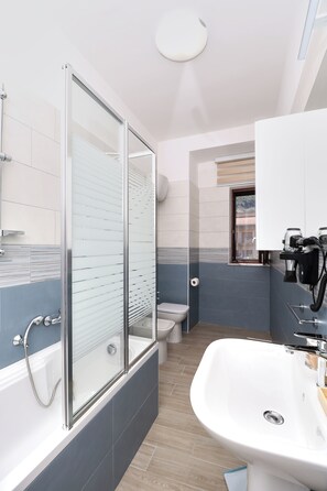 Classic Room, 1 Double Bed | Bathroom | Hair dryer, towels - Like Home (Nocera Superiore)
