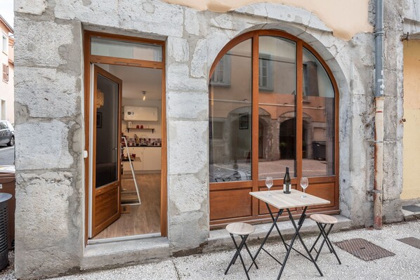 Outdoor dining - Charming apartment in the historic center of Grenoble (Grenoble)