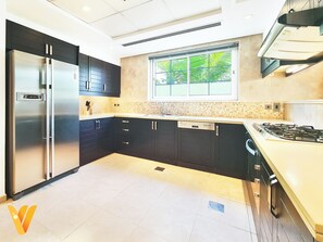 Réfrigérateur, micro-ondes, plaque de cuisson, cafetière/bouilloire