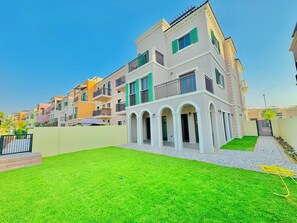 Villa, Balcony, City View | City view - Venduras - Spacious 4BR Villa in La Mer (Dubai)