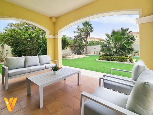 Exterior - Venduras - Spacious 4BR Villa in La Mer (Dubai)