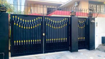 Entrée de l’hébergement