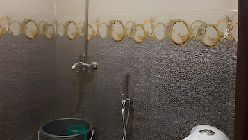 Douche, serviettes fournies, savon, shampoing