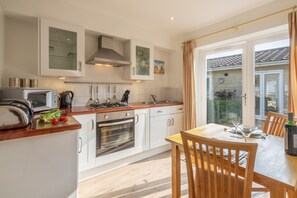 Fridge, microwave, oven, electric kettle - Cosy One Bedroom Cottage In Yarmouth (Discounted Ferry Available) (Freshwater)