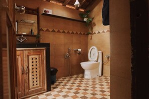 Shower, toilet paper - ImagiNation Artists Hostel Arambol (Arambol)