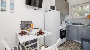 Cafetera y tetera, refrigerador, microondas y horno