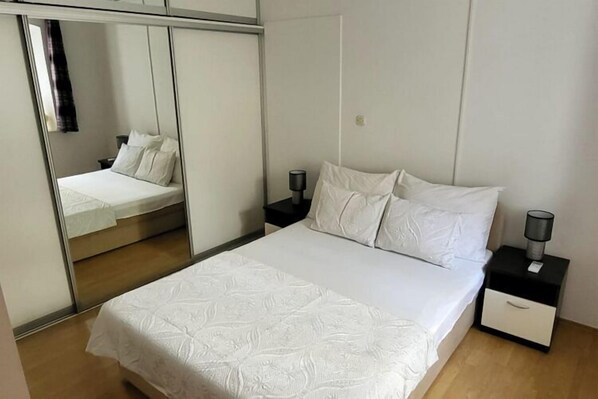 Travel cot, free WiFi