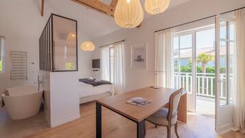 4 slaapkamers, een bureau, een strijkplank/strijkijzer, reisbedje