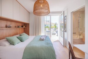 4 chambres, bureau, fer et planche à repasser, lit parapluie