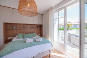 4 bedrooms, desk, iron/ironing board, travel cot
