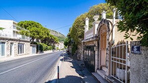 A street view with a building labeled '5' and a stone facade. - Rooms Nina - Double room with Sea View - 2 (Dubrovnik)