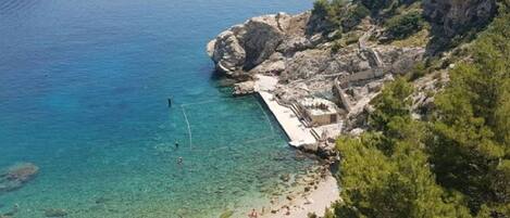 Una spiaggia nelle vicinanze