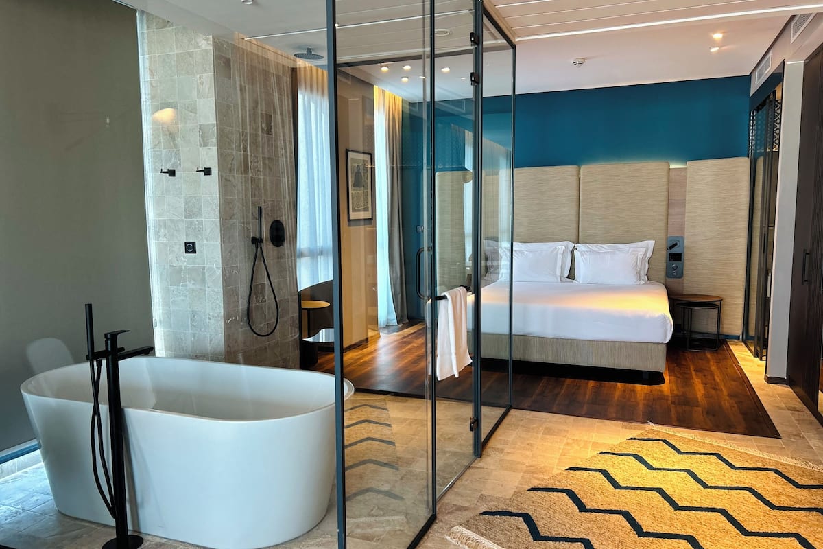 Premium bedding, in-room safe, desk, laptop workspace