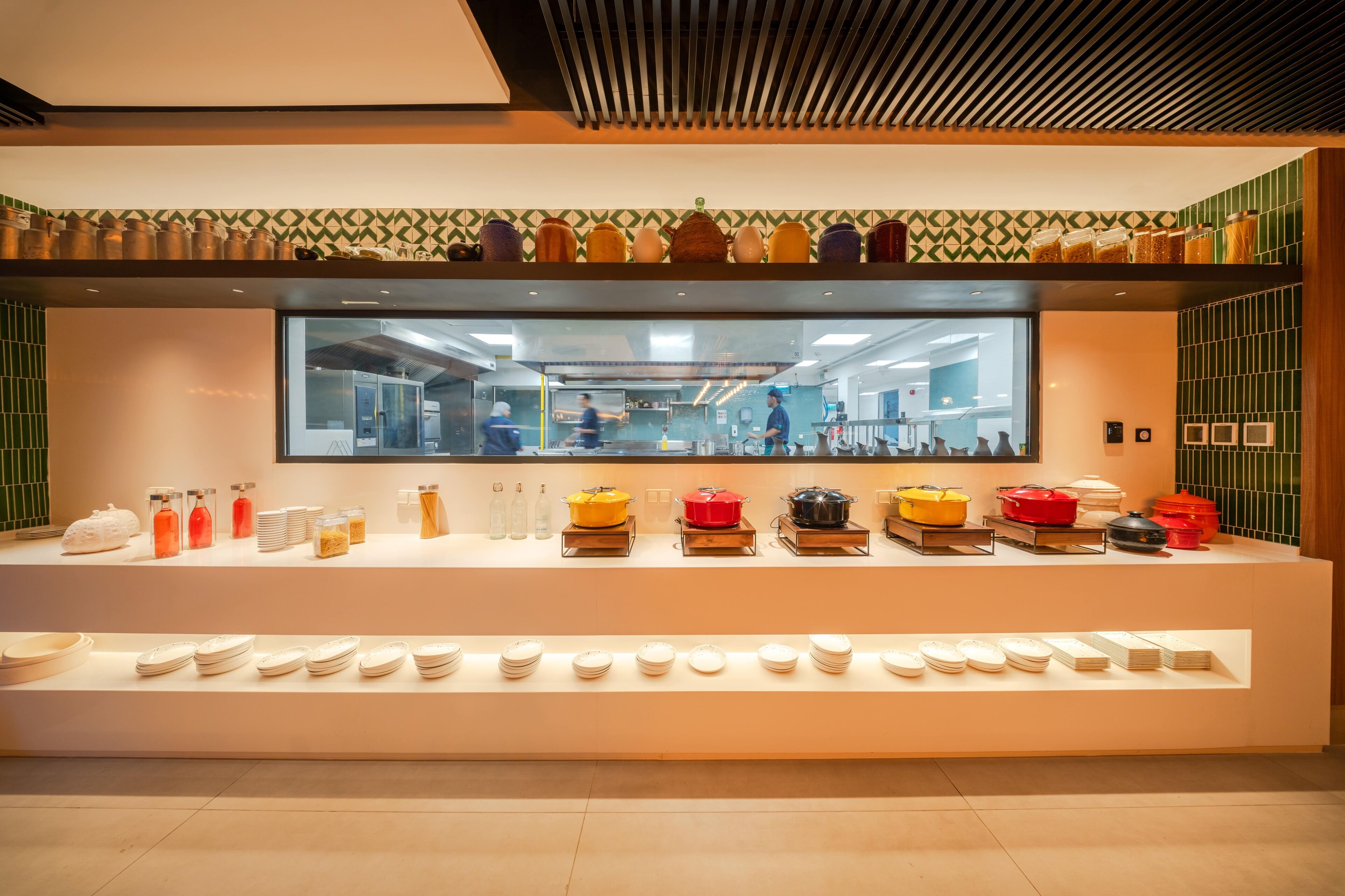 Un buffet proposant une variété de plats et d'ustensiles.